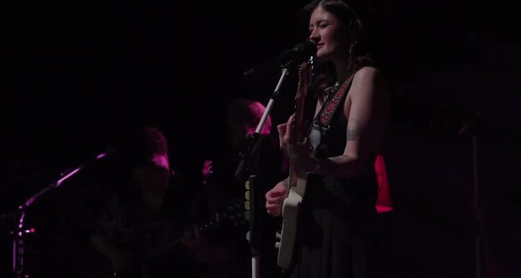 Madeline Juno - Mitte Zwanzig (Live) Musikvideo