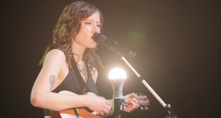 Madeline Juno - Mediocre (Live) Musikvideo