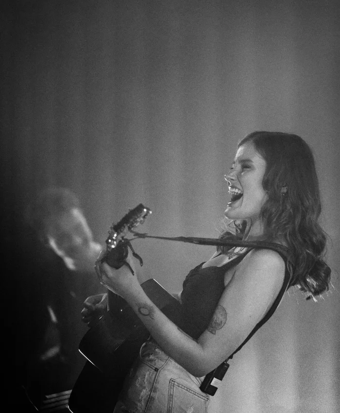 Madeline Juno Konzert mit Gitarre
